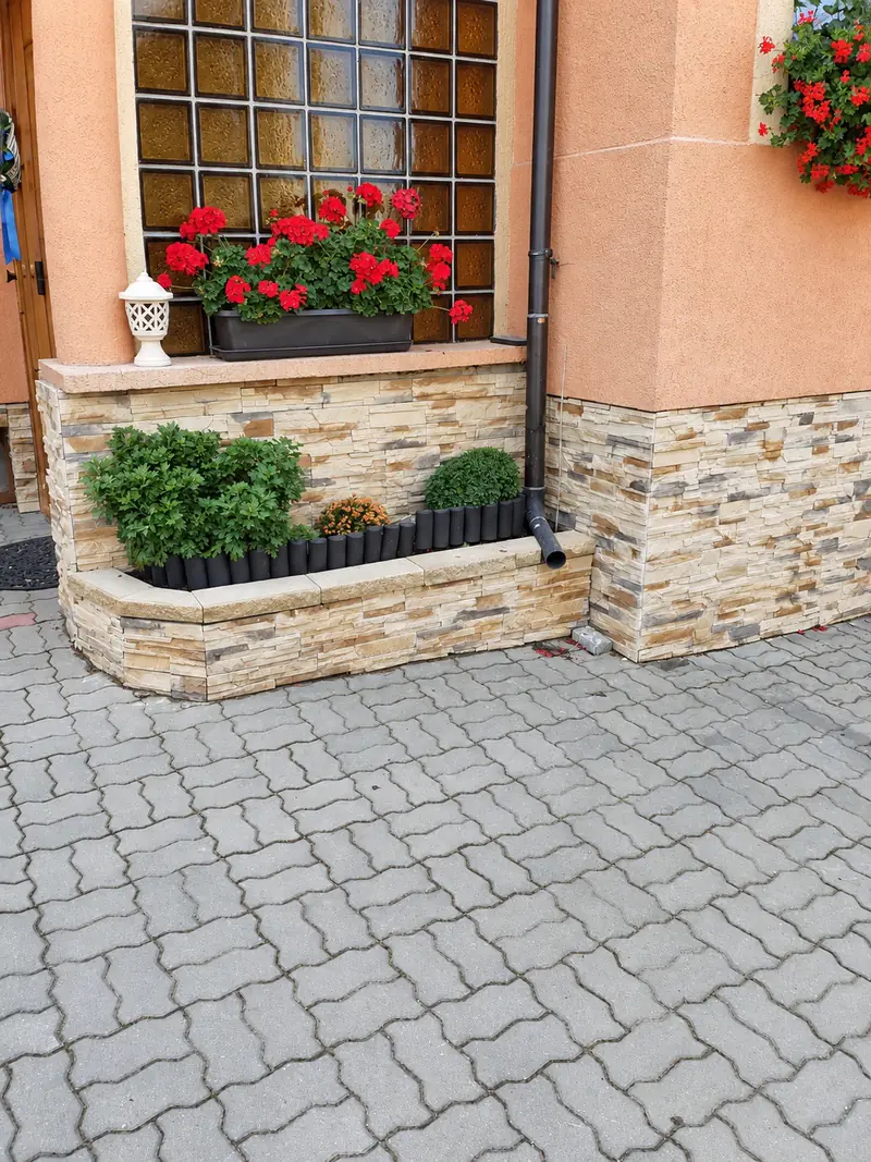 Kamenný obklad soklu a vyvýšeného záhonu u rodinného domu