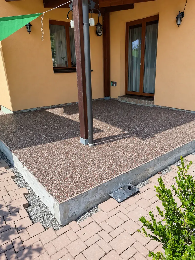 Terasa u domu s povrchem z mramorového koberce