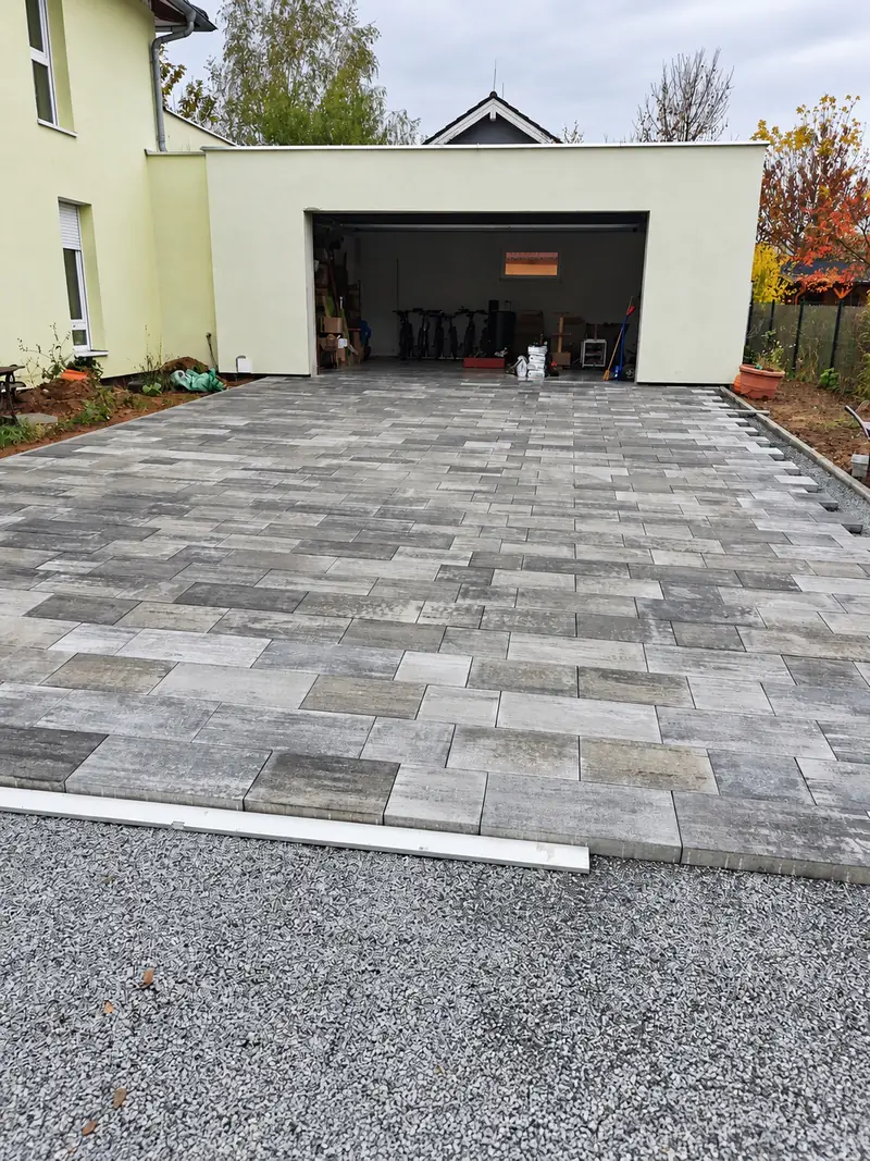 Nová betonová dlažba na ploše před garáží rodinného domu