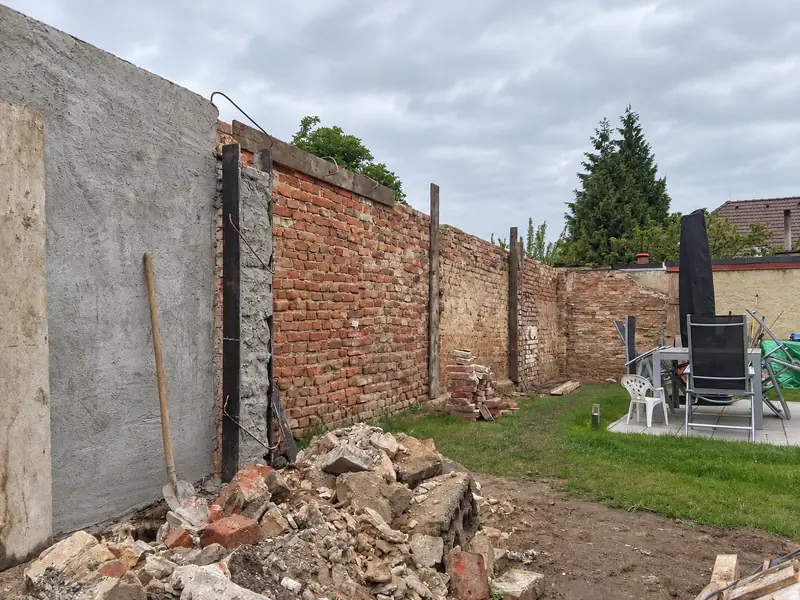Stará cihlová zahradní zeď při bourání, stav před rekonstrukcí