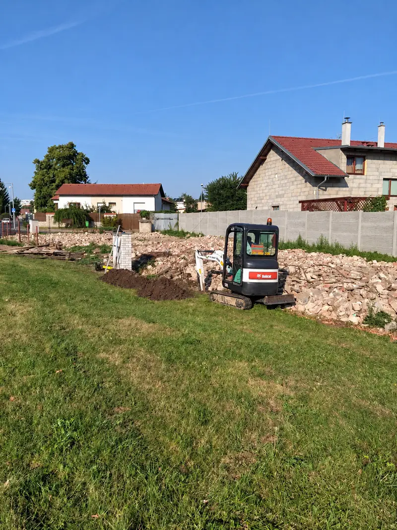 Zemní práce s minibagrem před stavbou příjezdové cesty
