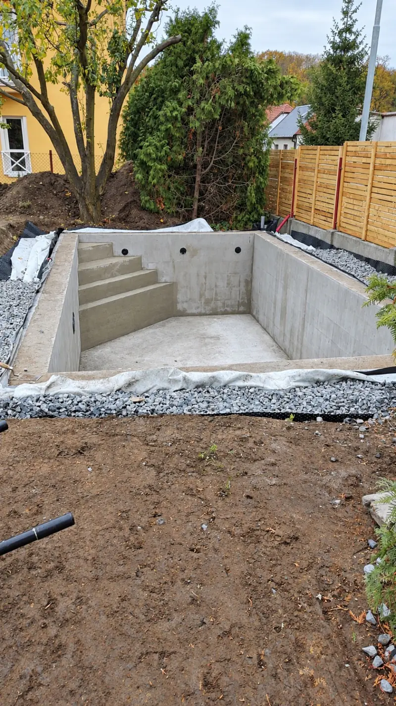 Betonová vana bazénu se schody před dokončením