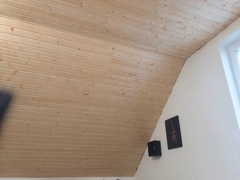 Šikmý strop podkroví obložený palubkami
