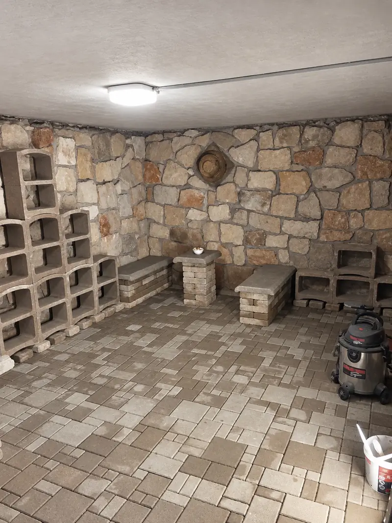 Sklípek s obkladem z přírodního kamene a dlažbou na podlaze